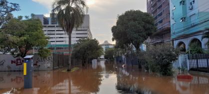 Shopping Praia de Belas (ao fundo), em Porto Alegre, durante enchente no começo de maio