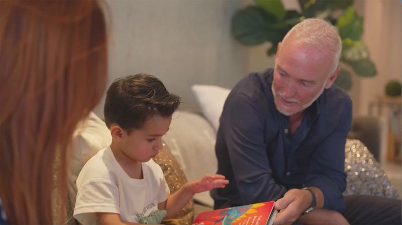 Simon Nicholls lê um livro para o filho Sylver, de 3 anos, na casa deles em Miami / CNN
