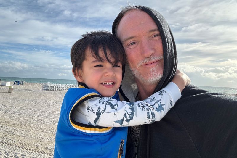 Simon Nicholls mudou estilo de vida na batalha para conter sinais precoces de Alzheimer e viver mais com o filho Sylver, de 3 anos