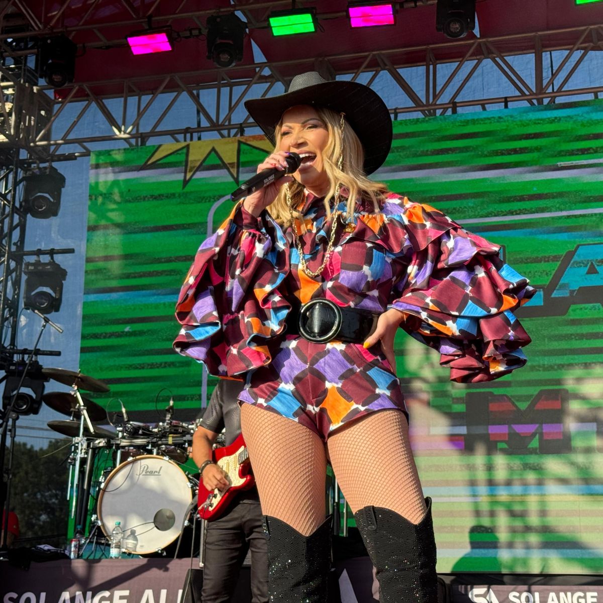 コレクション solange Minha gente, a cantora de vocês está feliz demais. E onde a gente