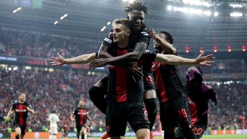 Stanisic comemora o gol que marcou aos 52 minutos do segundo tempo para manter a invencibilidade do Bayer Leverkusen