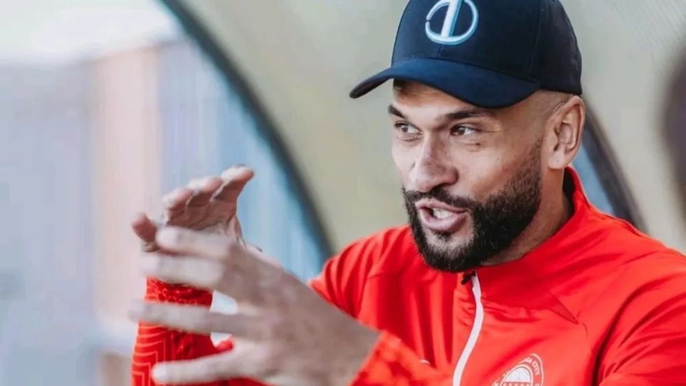 Steven Caulker procura novo time no LinkedIn