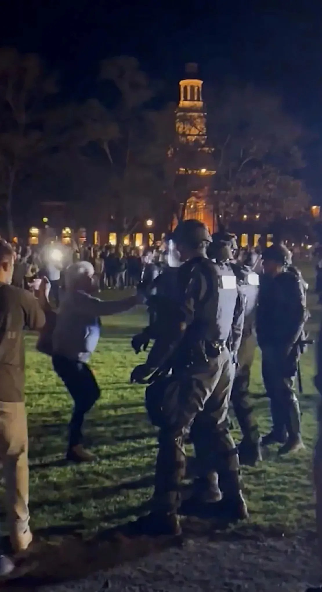 Professora Annelise Orleck é vista confrontando a polícia durante um protesto no Dartmouth College, em New Hampshire, em 1º de maio de 2024 / WMUR
