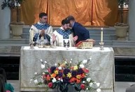 Adolescente entra com arma em igreja durante missa infantil nos EUA, diz polícia