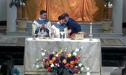 Adolescente entra com arma em igreja durante missa infantil nos EUA, diz polícia