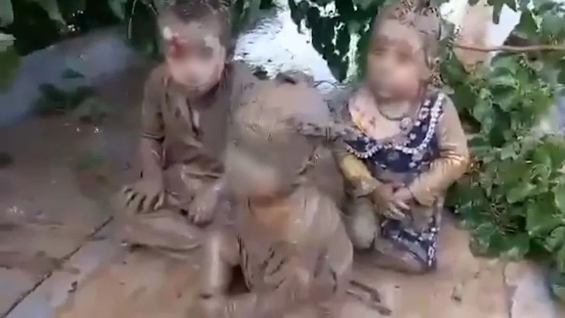 Três crianças, de 3, 5 e 6 anos, no telhado de uma mesquita na província de Baghlan, no Afeganistão, depois de serem resgatadas de inundações e fluxo de lama