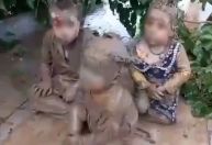Crianças são retiradas da lama após enchentes mortais no Afeganistão