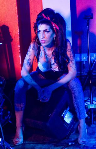 Amy Winehouse apostava em looks com sutiã à mostra / Samir Hussein/Getty Images