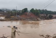 Chuvas no RS: passarelas provisórias montadas em rio são levadas pela água