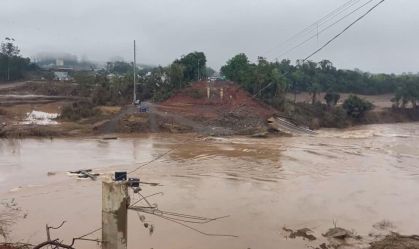 Chuvas no RS: passarelas provisórias montadas em rio são levadas pela água