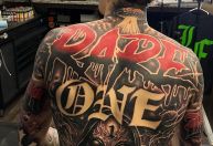 Estrela da NBA faz tatuagem 