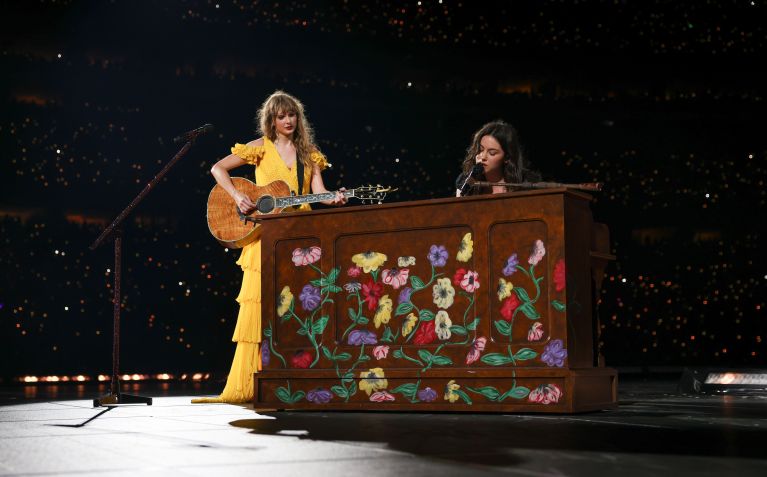 Taylor Swift e Gracie Abrams performam juntas em show da "The Eras Tour" • TAS2023 via Getty Images
