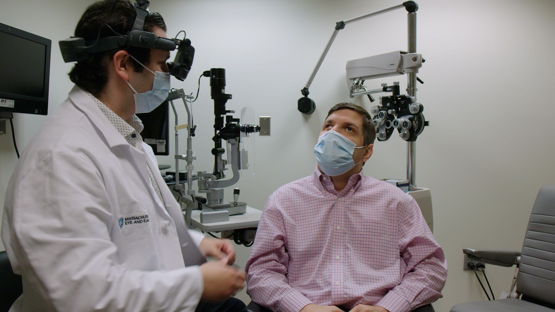 O participante do ensaio Michael Kalberer em uma consulta de acompanhamento após receber a terapia experimental baseada em CRISPR / Mass Eye and Ear/Divulgação