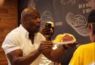 Terry Crews, de "Todo Mundo Odeia o Chris", visita Mercado Municipal de SP