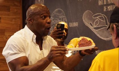 Terry Crews, de "Todo Mundo Odeia o Chris", visita Mercado Municipal de SP