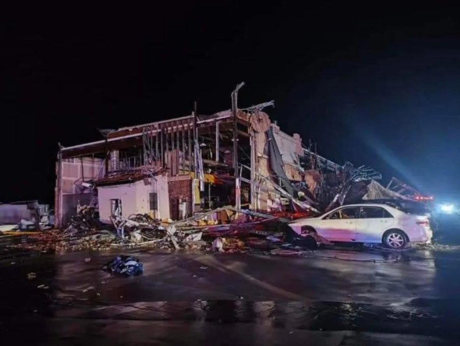 O Corpo de Bombeiros da cidade de Denton (Texas) compartilha uma foto de um prédio danificado após o mau tempo relatado na área / Corpo de Bombeiros da cidade de Denton