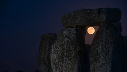 Pesquisadores estão investigando alinhamentos lunares em Chimney Rock, Colorado, mostrados aqui no nascer da Lua cheia em 26 de dezembro de 2023