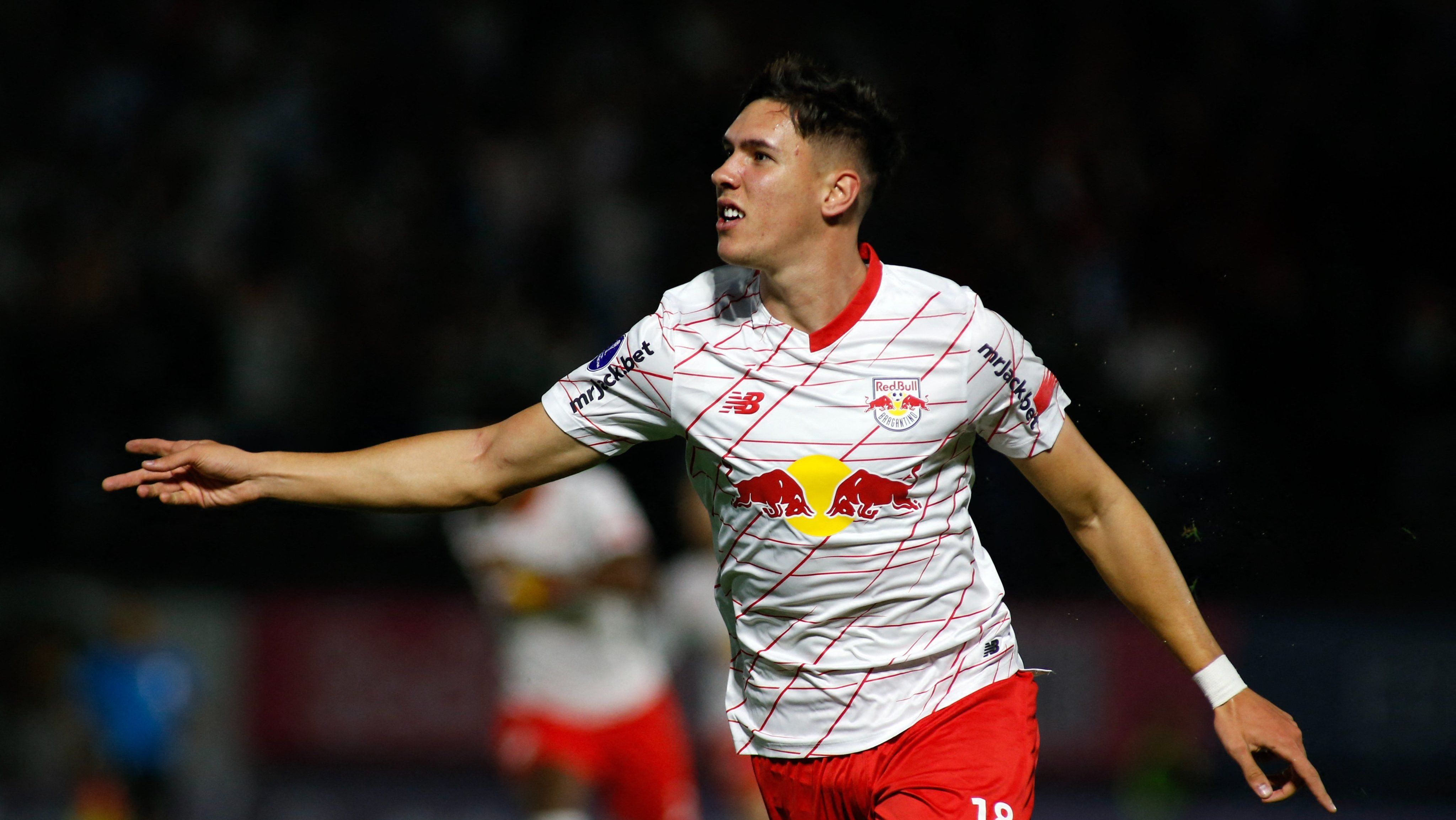 Thiago Borbas comemora um de seus dois gols sobre o Racing pela Sul-Americana