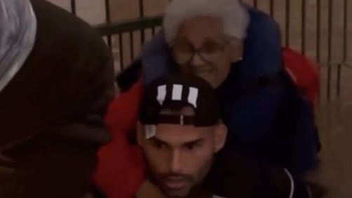 Thiago Maia carrega idosa nos ombros durante enchente no Rio Grande do Sul