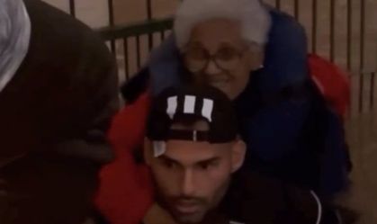 Vídeo: Thiago Maia, do Inter, resgata idosa ilhada por enchente no RS