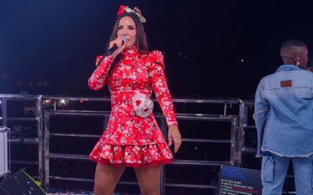 Cantora escolheu vestido vermelho ao estilo festa junina na Micareta São Paulo