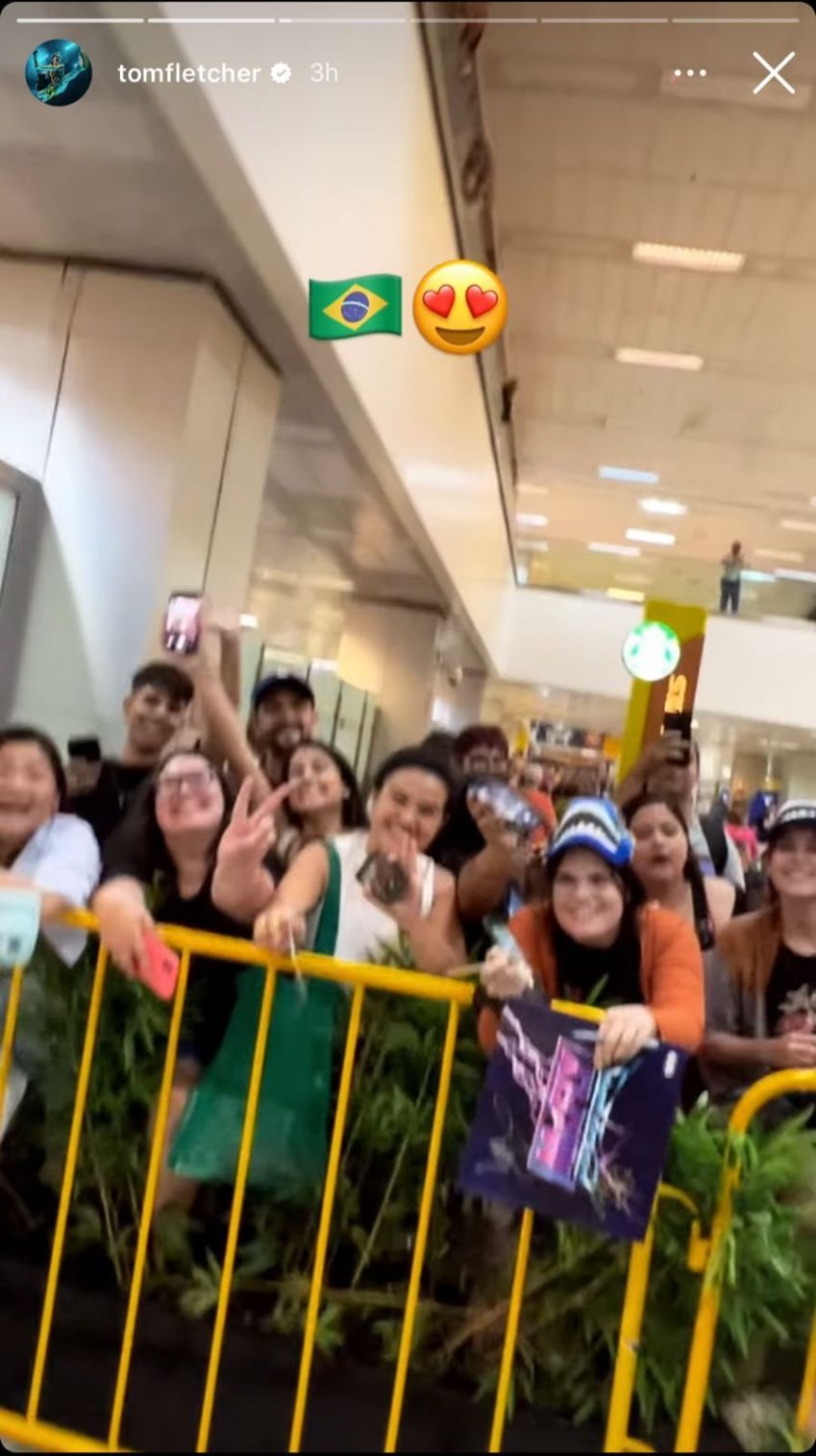 Os integrantes do McFly foram recepcionados por fãs no aeroporto / Reprodução/Instagram