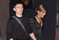 Tom Holland e Zendaya deixam teatro juntos após estreia de "Romeu e Julieta"