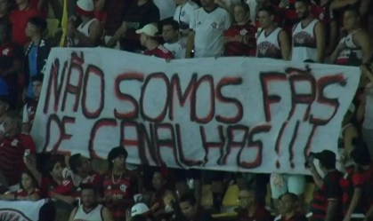 Faixa estendida pela torcida do Flamengo diz "Não somos fãs de canalha" em referência a Gabigol