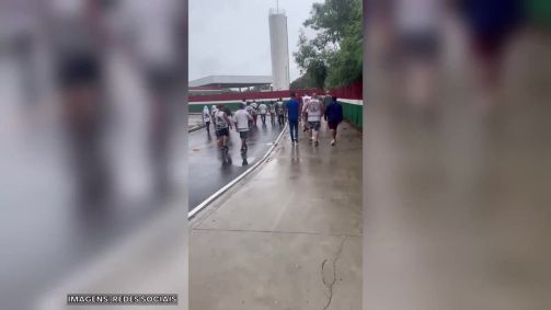 Torcida do Fluminense no CT Carlos Castilho