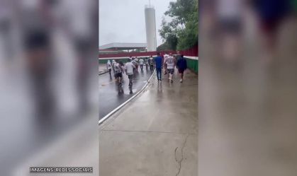 Torcida do Fluminense no CT Carlos Castilho