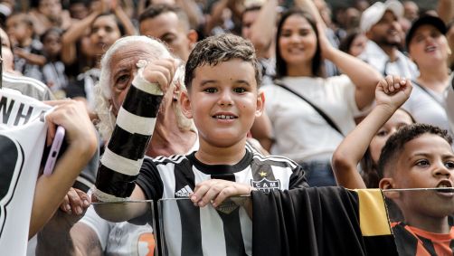 Jovem torcedor do Atlético-MG em treino aberto na Arena MRV