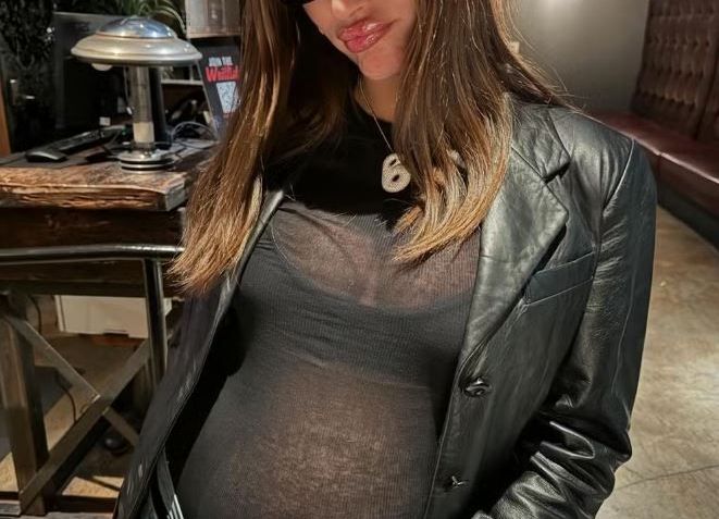 Grávida, Hailey Bieber usa look com transparência / Reprodução/Hailey Bieber/Instagram