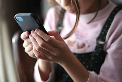 CNN Brasil estreia série sobre perigos digitais para menores de idade