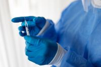 FDA deve incluir alerta "tarja preta" em vacinas contra Covid, dizem fontes