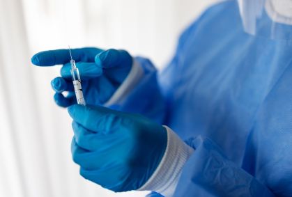 FDA deve incluir alerta "tarja preta" em vacinas contra Covid, dizem fontes