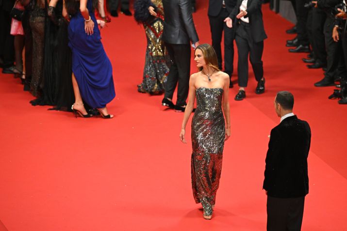 Alessandra Ambrosio cruzou o tapete vermelho do Festival de Cannes neste domingo (19) / Kristy Sparow/Getty Images
