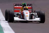Sebastian Vettel guia carro histórico em nova homenagem a Ayrton Senna