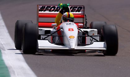 Sebastian Vettel guia a McLaren MP4/8 de Ayrton Senna