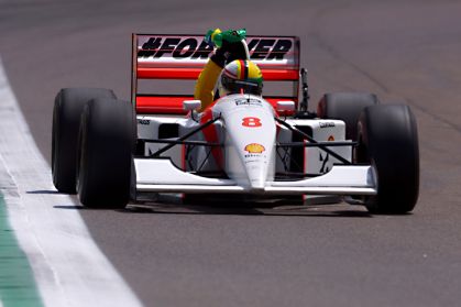 Sebastian Vettel guia a McLaren MP4/8 de Ayrton Senna