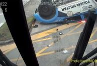 Vídeo: Viatura da PM faz conversão proibida e colide com BRT no Rio de Janeiro