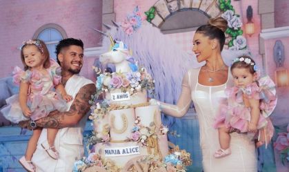 Zé Felipe segura Maria Alice, de 2 anos, enquanto Virginia está com Maria Flor, de 1, em seu colo