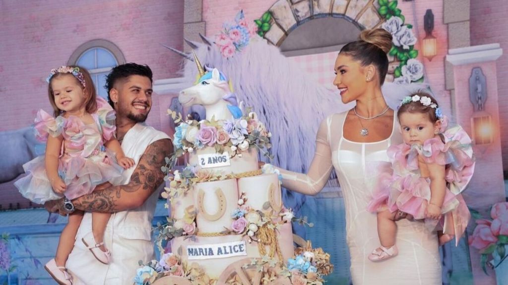 Zé Felipe segura Maria Alice, de 2 anos, enquanto Virginia está com Maria Flor, de 1, em seu colo