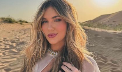 Foto de Virginia Fonseca em deserto de Dubai