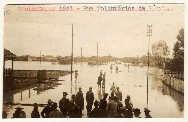 Rua Voluntários da Pátria, no Centro Histórico de Porto Alegre (RS), alagada durante a enchente de 1941 / Acervo/Museu de Porto Alegre Joaquim Felizardo