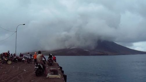 Vulcão na Indonésia destrói casas em vila próxima após última erupção