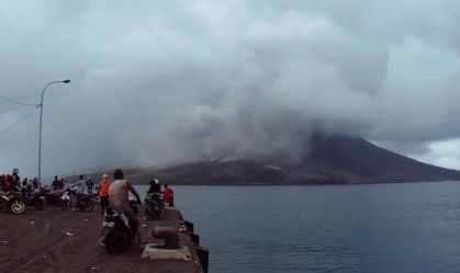 Vulcão na Indonésia destrói casas em vila próxima após última erupção