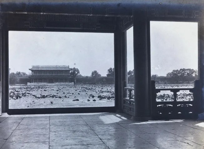 Xinhuamen, o portão sul de Zhongnanhai, na década de 1910 / William Cooper/cortesia da Biblioteca da Universidade de Bristol