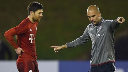 Xabi Alonso ouve orientações de Guardiola na época do Bayern de Munique