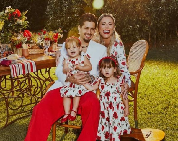 Zé Felipe ao lado da mãe Poliana Rocha e das filhas, Maria Alice e Maria Flor / Reprodução/Instagram