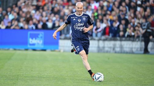 Zinédine Zidane em lance de amistoso de lendas do Bordeaux
